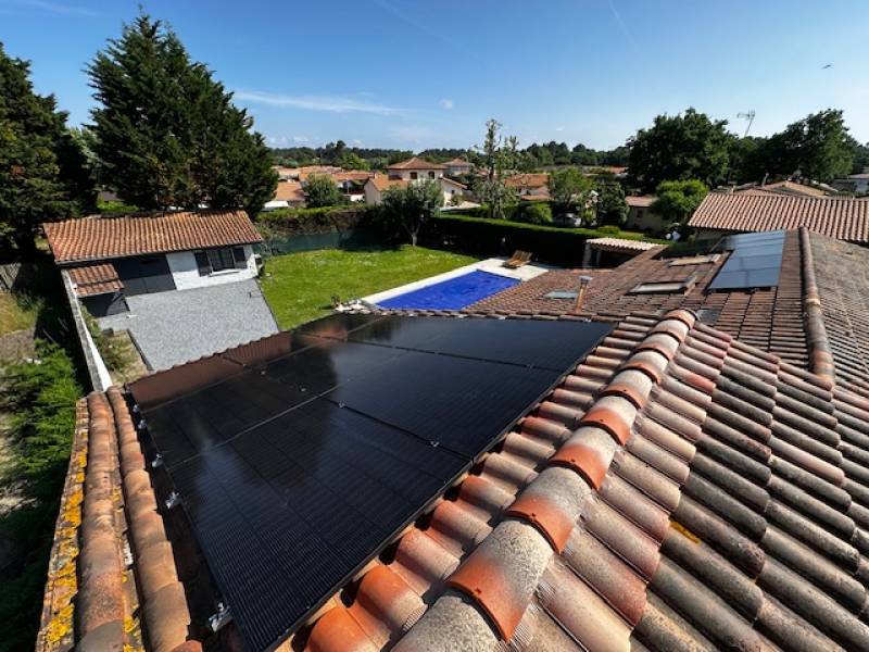 intégration d'une borne de recharge avec panneaux pour recharge voiture électrique Biscarrosse